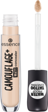 Otwarty korektor Essence Camouflage+ Matt w jasnobeżowej butelce z aplikatorem. Widoczny napis Waterproof.