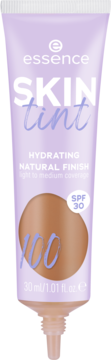 Essence Skin Tint SPF 30, odcień 100, nawilżający podkład w liliowej tubce z brązową próbką koloru.