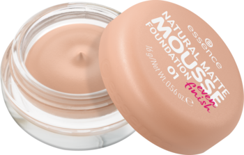 Otwarty beżowy podkład Essence Natural Matte Mousse 01 w słoiczku, z widoczną aksamitną konsystencją i wieczkiem obok.