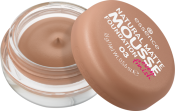 Beżowy podkład Essence Natural Matte Mousse 03 w otwartym szklanym słoiczku i nakrętce, widok pod kątem.