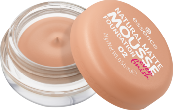 Essence Natural Matte Mousse 02, podkład w musie, jasny beż, w otwartym słoiczku z wieczkiem, zbliżenie.