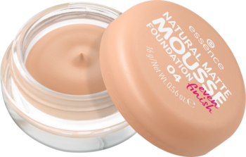 Beżowy podkład Essence Natural Matte Mousse 04 w otwartym słoiczku z brzoskwiniową nakrętką, widoczna konsystencja musu.