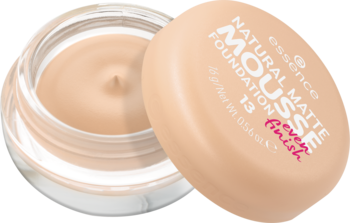 Otwarty słoiczek podkładu Essence Natural Matte Mousse nr 13 w jasnym beżu, z widoczną aksamitną konsystencją musu.