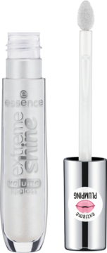 Błyszczyk Essence Extreme Shine Volume w perłowo-białej tubce z wysuniętym aplikatorem. Srebrna nakrętka z naklejką Plumping.