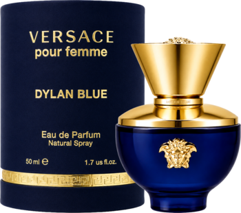 Versace Dylan Blue Femme perfumy, granatowa butelka ze złotym korkiem i logo Meduzy, obok opakowania. Widok z przodu.