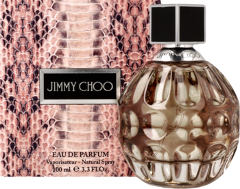 Jimmy Choo Woman EDP, flakon o rzeźbionym szkle obok pudełka z różowym wzorem skóry węża. Widok z przodu.