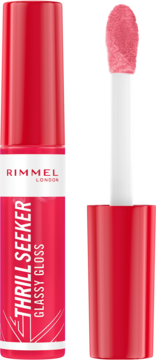 Rimmel Thrill Seeker Glassy Gloss Berry Glace, otwarty z widocznym aplikatorem, pionowo na różowym tle.