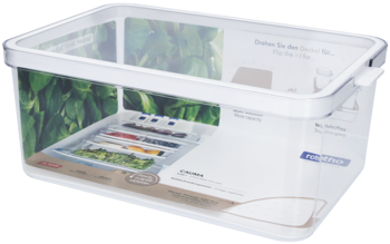Transparentny pojemnik Rotho Cauma Food Fresh 4,65l, z białą hermetyczną pokrywką, widok pod kątem.