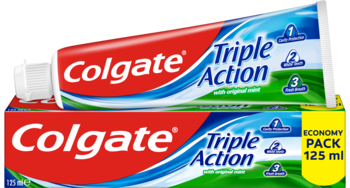 Czerwono-biała tuba pasty Colgate Triple Action leży na pudełku 125ml. Pasta do zębów o potrójnym działaniu.
