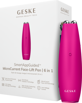 Różowy GESKE SmartAppGuided MicroCurrent Face-Lift Pen 6w1, widoczny z pudełkiem na ciemnym tle.
