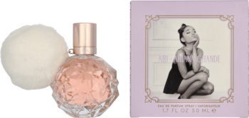 Ari by Ariana Grande perfumy: fasetowana butelka z różowym płynem i białym puszkiem, obok fioletowe pudełko.