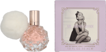 Perfumy Ari by Ariana Grande: fasetowana butelka z białym pomponem obok lawendowego pudełka z wizerunkiem artystki.