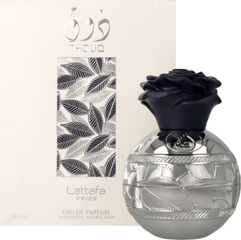 Lattafa Pride Eau de Parfum: srebrna butelka z czarną różą i jasne pudełko z liściastym wzorem, widok z przodu.
