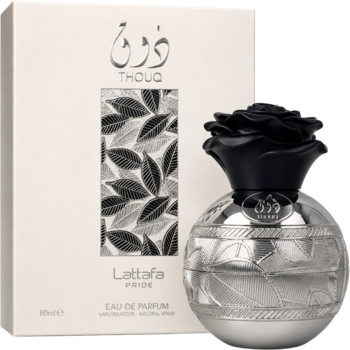 Lattafa Thouq Pride perfumy: srebrna, kulista butelka z czarną różą, obok białe pudełko z liśćmi.