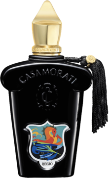 Czarna butelka perfum Xerjoff Regio ze złotą zakrętką, czarnym chwostem i kolorową etykietą, widok z przodu.
