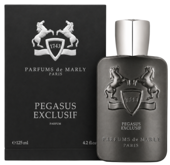 Parfums de Marly Pegasus Exclusif: ciemna butelka perfum męskich i pudełko z srebrnym logo, widok pod kątem.