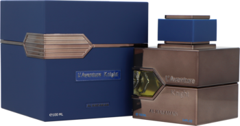 L'Aventure Knight EDP Al Haramain, metaliczna butelka z niebieskim korkiem i ciemnoniebieskie pudełko z brązowymi detalami.