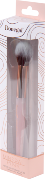 Pionowe ujęcie pędzla Donegal Mineral Pink do rozświetlacza w przezroczystym opakowaniu. Różowa rączka i stożkowe włosie.