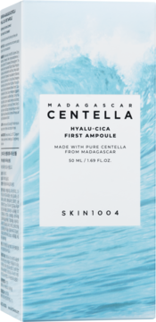 Opakowanie Skin1004 Madagascar Centella Hyalu-Cica First Ampoule, białe z falami, widok z przodu pod kątem.