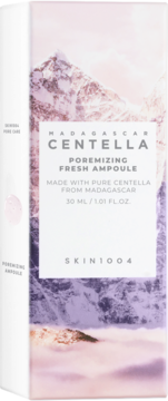 SKIN1004 Madagascar Centella Poremizing Fresh Ampoule w jasnoróżowym pudełku z górskim krajobrazem, widok z przodu.