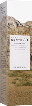 Pianka do mycia Skin1004 Madagascar Centella Ampoule Foam w beżowym pudełku z tłem górskim, widok z przodu.