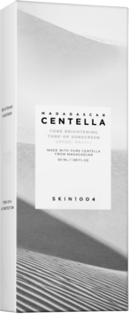 SKIN1004 Madagascar Centella Tone-Up Sunscreen SPF50+ PA++++, białe opakowanie z pustynnym tłem, widok z przodu.