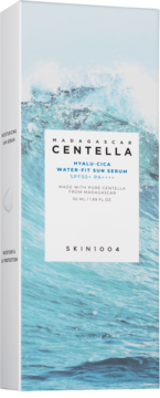 Kartonik Skin1004 Hyalu-Cica Water-Fit Sun Serum SPF50+ z niebieskim wzorem fal, widok od frontu.