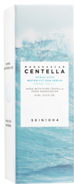 Widok z przodu opakowania SKIN1004 Centella Water-Fit Sun Serum SPF50+, białe z grafiką błękitnych fal.