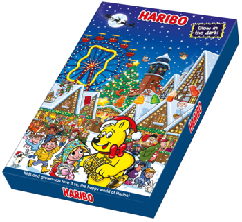 Kalendarz adwentowy Haribo z żelkami, świecący w ciemności. Granatowe pudełko z zimową scenką, miś Haribo, widok z boku.