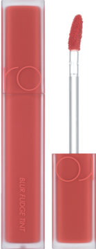 Rom&nd Blur Fudge Tint, matowa pomadka w koralowym odcieniu, otwarta z aplikatorem obok zamkniętej.