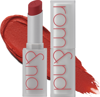 Dwie szminki Rom&nd Zero Matte Lipstick, odcień 02. Jedna otwarta, prezentuje matową czerwień; druga zamknięta, z tyłu smuga.