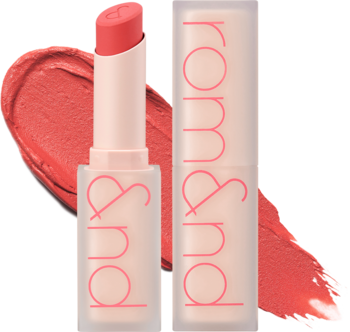 Matowa szminka Rom&nd Zero Matte Lipstick nr 08, koralowa. Dwie sztuki, jedna otwarta z wysuniętym sztyftem i smugą koloru.