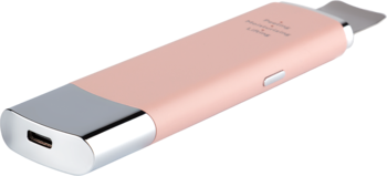 Różowe urządzenie do peelingu kawitacyjnego B-Scrub PRO Slim z USB-C, srebrna szpatułka, ujęcie pod kątem.