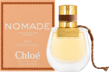 Chloé Nomade Jasmin Naturel Intense EDP: butelka w kształcie siodła z jasnym płynem, złoty korek, obok brzoskwiniowe pudełko.