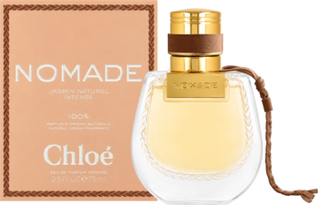 Chloé Nomade Jasmin Naturel Intense EDP w zaokrąglonej butelce z rzemykiem i złotą nakrętką obok beżowego pudełka.
