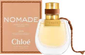 Chloé Nomade Jasmin Natural Intense woda perfumowana: ozdobna butelka z brązowym rzemykiem, obok beżowe pudełko na czarnym tle.