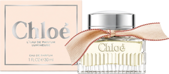 Chloé Lumineuse woda perfumowana dla kobiet. Przezroczysty flakon z ryflowaniami, beżowa kokardka, obok różowe pudełko.
