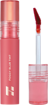 Holika Holika Foggy Blur Tint 02 Muffle, matowy różowy, pionowa tubka i aplikator z płynem.
