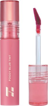 Różowy tint Holika Holika Foggy Blur Tint w matowej butelce, obok wyjęty aplikator i otwarte opakowanie.