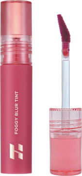 Holika Holika Foggy Blur Tint #06 Doozy, matowa różowa butelka z otwartym aplikatorem, widok z przodu.