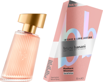 Bruno Banani Radiant Woman EDP: flakon z ryflowanego szkła i różowe pudełko z logo bb, widok pod kątem.