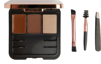 Zestaw Revolution Brow Sculpt Kit Medium Brown: otwarta czarna paletka z trzema produktami i różowo-złotymi akcesoriami.