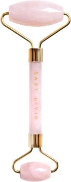 Różowy kwarcowy roller do masażu i liftingu twarzy Easy Livin’ z widocznym napisem i złotymi elementami.