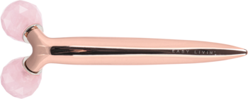 Różowy kwarcowy roller do twarzy 3D z dwiema fasetowanymi głowicami i różowo-złotym uchwytem, poziomo.