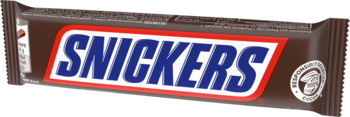 Baton Snickers w brązowym, błyszczącym opakowaniu. Niebieskie logo z czerwonym obramowaniem, widok z przodu, lekko pod kątem.