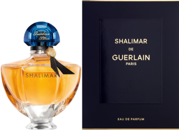 Shalimar de Guerlain, orientalno-przyprawowe perfumy. Bursztynowa butelka z niebieskim korkiem i granatowe pudełko.