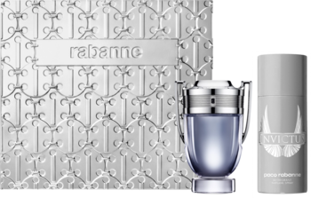 Zestaw męski Paco Rabanne Invictus: srebrne pudełko, butelka EDT w kształcie pucharu i szary dezodorant, na czarnym tle.
