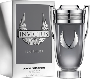 Paco Rabanne Invictus Platinum, męska woda perfumowana w butelce-trofeum i szarym pudełku ze srebrnymi skrzydłami.