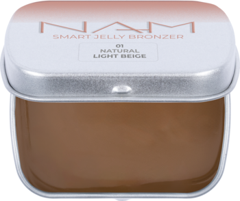 Otwarty NAM Smart Jelly Bronzer 01 Natural Light Beige, brązowy żel widoczny w kwadratowym, metalowym opakowaniu.