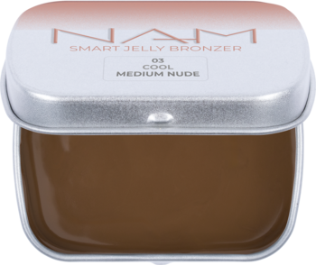 Bronzer NAM Smart Jelly 03 Cool Medium Nude, brązowa galaretka w otwartym srebrnym słoiczku, widok z góry.